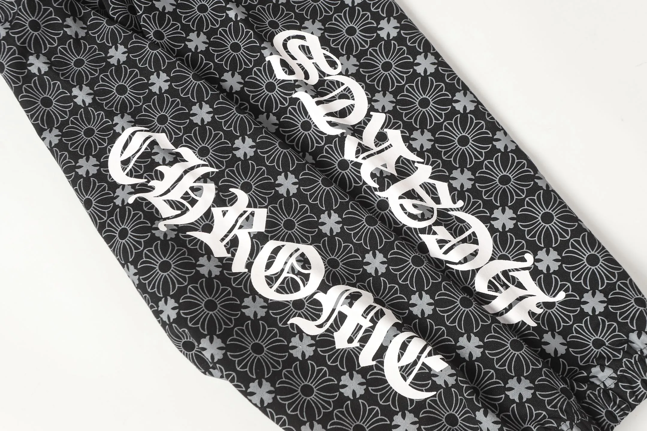 P280 #W5001 cross-border model. Those who pursue quality, please do not place an order. -Chrome Hearts/Chrome Hearts dark pattern all-over Sanskrit letter printed trousers, casual pants and sweatpants -High weight, high density and high quality. The wool is soft, delicate and skin-friendly. It feels soft and silky. It has excellent warmth and skin-friendly properties.